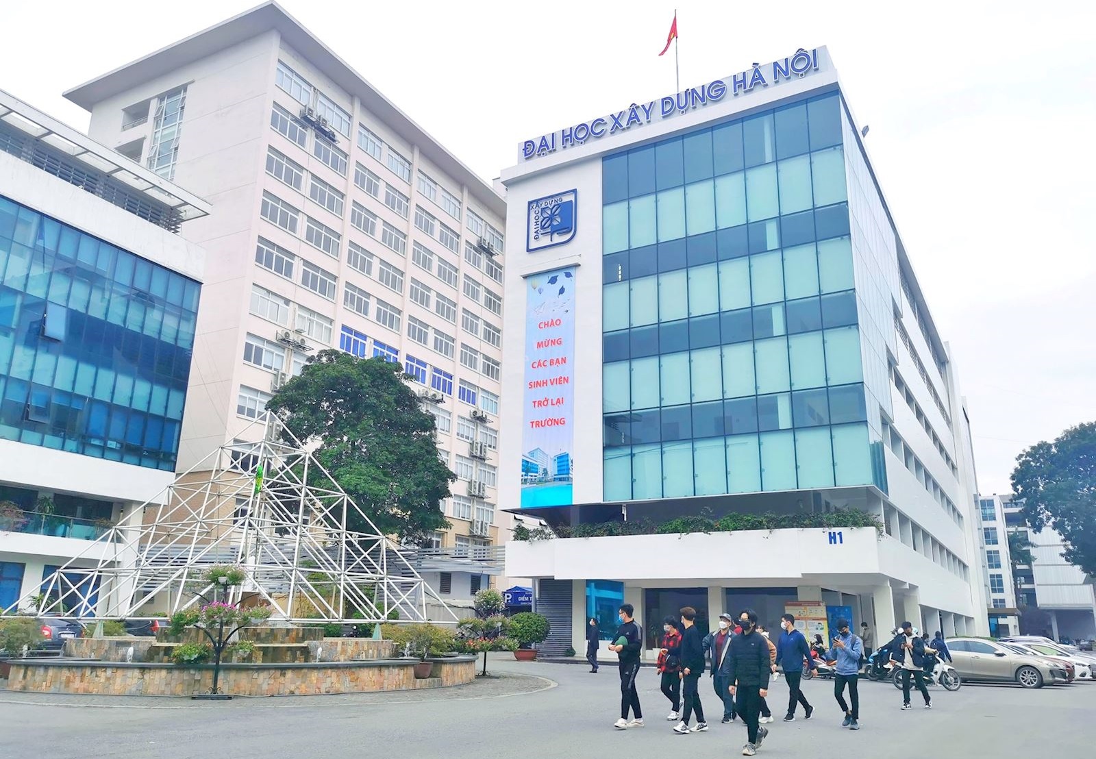 Trường Đại học Xây dựng Hà Nội đón sinh viên trở lại học tập tại trường
