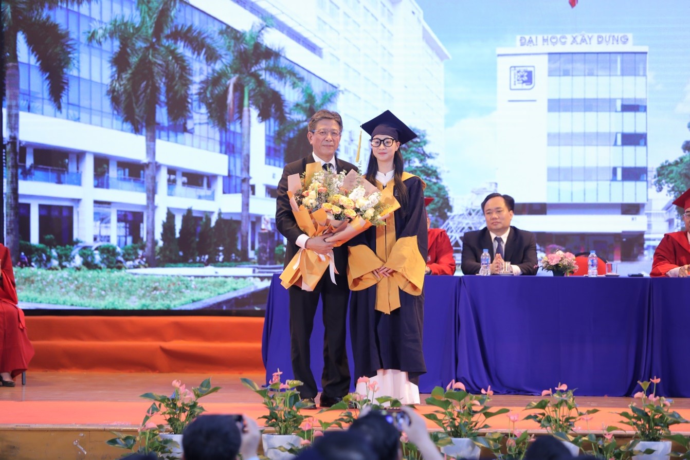 Lễ trao bằng tốt nghiệp đại học năm 2021